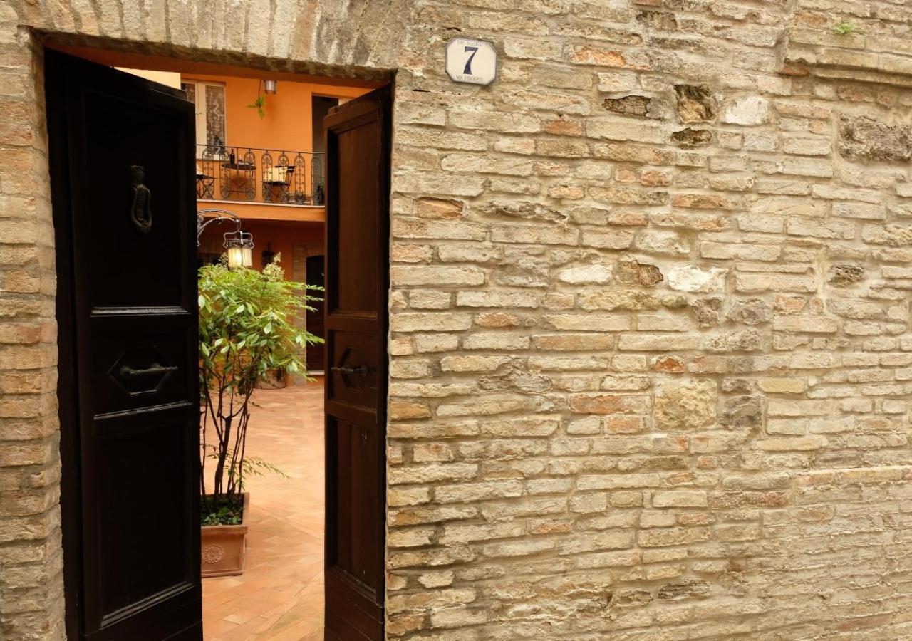 לינה וארוחת בוקר סן סברינו מארקה Il Cortile Segreto מראה חיצוני תמונה